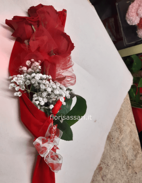 Tre rose su cono velluto rosso con decoro piccolo cuore