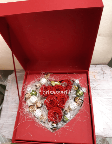 Scatola grande raso con rose stabilizzate e cioccolatini assortiti