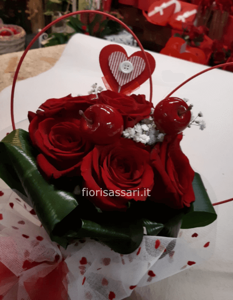 Grazioso bouquet con decori San Valentino confezionamento tulle con piccoli cuori