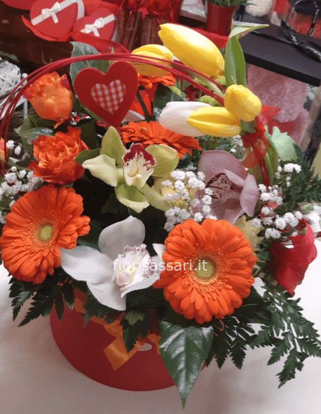 Composizione fiori misti su scatola decori San Valentino