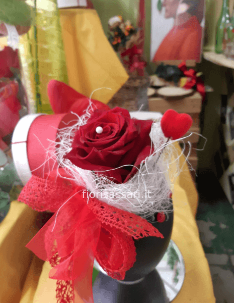 Vasetto con rosa