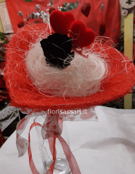 Rosa stabilizzata nera su cuore con decori